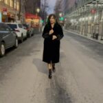 Catherine Bell Instagram - 💜🖤 #Repost @the.baremag ・・・ Strolling with the #gorgeous @therealcatherinebell #brooklyn #dusk #beauty #bareessentials #newyearseve #2023 ✨🥂🖤🥂✨