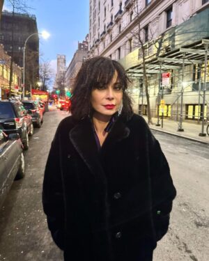 Catherine Bell Instagram - Because this photo in my last post unexplainably disappeared… here it is again.  Little teaser of an amazing shoot coming very soon on @the.baremag 💜
@tina_turnbow you’re a goddess. I love you!!😘 
#brooklyn