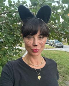 Catherine Bell Instagram - Hope everyone’s having a great Halloween! 😻 (yes, this is my quote I didn’t have time to do a proper costume“ costume!! 🤷🏻‍♀️) still having fun! 🎃🖤🧡