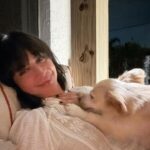 Catherine Bell Instagram - Sweet little cuddles… and then 🦁 haha. (Swipe left) It’s actually just a yawn but he looks so ferocious! 😂