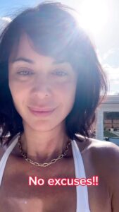 Catherine Bell Instagram - Start your day right!! 10 minutes of direct sunlight for vitamin D ☀️ and a 10-15 minute workout 💪🏼 #workout #vitaminD #sunlight #startyourdayright