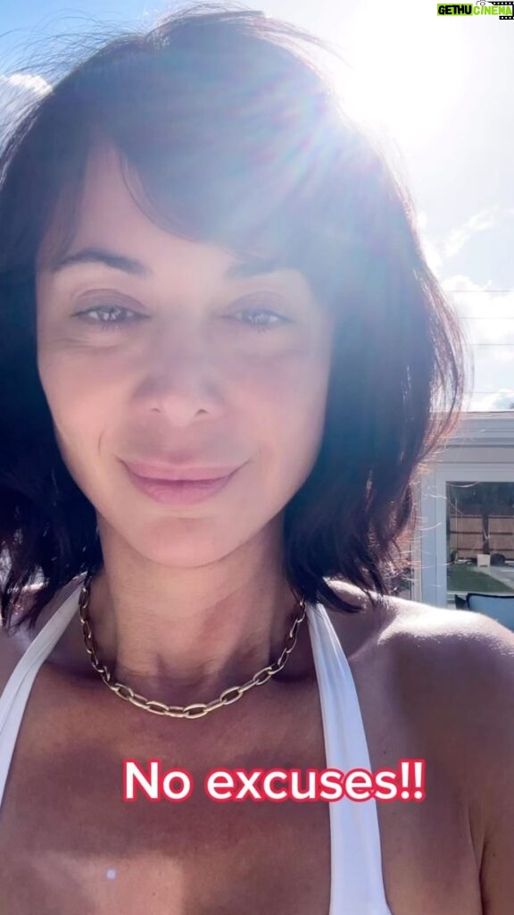 Catherine Bell Instagram - Start your day right!! 10 minutes of direct sunlight for vitamin D ☀️ and a 10-15 minute workout 💪🏼 #workout #vitaminD #sunlight #startyourdayright