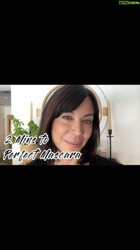 Catherine Bell Instagram - QUICK easy mascara tutorial! Make those lashes pop with just one coat! Running out the door... no time... do this in 45 seconds! #makeuptutorial #beauty #lashes #mascara