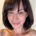 Catherine Bell Instagram – 1 minute morning skincare routine 🩷
Cleanse, wake up, refresh and hydrate that skin to start your day! 😉
#beauty #skincare