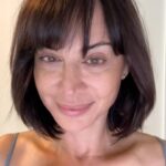 Catherine Bell Instagram - 1 minute morning skincare routine 🩷 Cleanse, wake up, refresh and hydrate that skin to start your day! 😉 #beauty #skincare