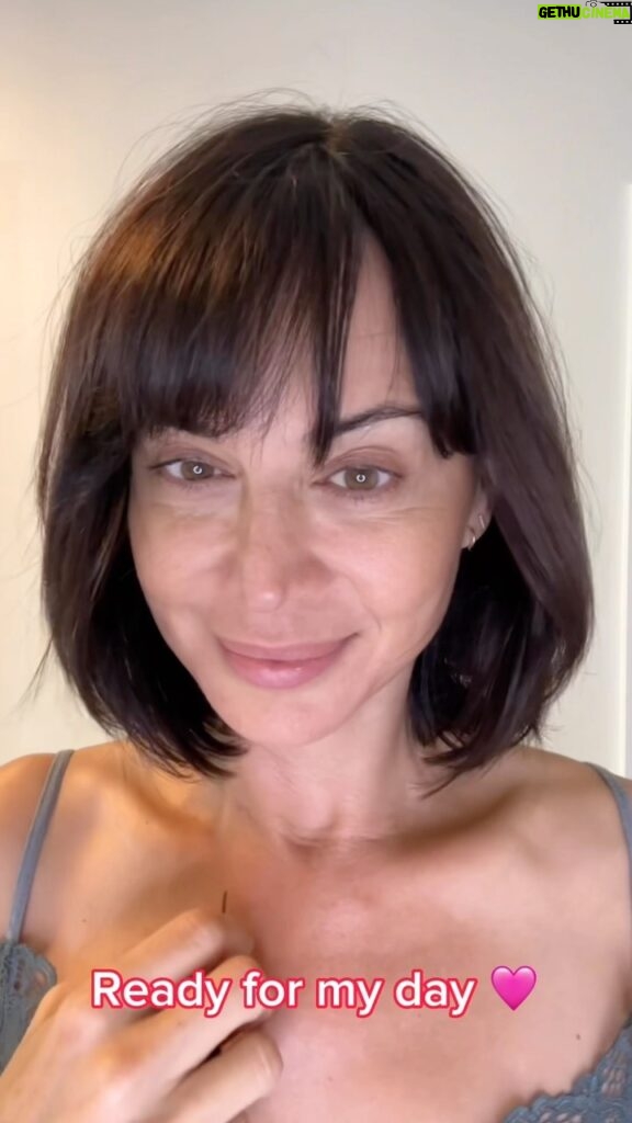 Catherine Bell Instagram - 1 minute morning skincare routine 🩷 Cleanse, wake up, refresh and hydrate that skin to start your day! 😉 #beauty #skincare