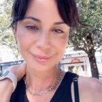 Catherine Bell Instagram - Happy #NationalLipstickDay 💄 Let’s go try a few at @sephora ❤️ @diorbeauty @merit @narsissist