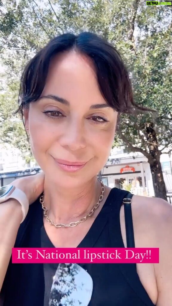 Catherine Bell Instagram - Happy #NationalLipstickDay 💄 Let’s go try a few at @sephora ❤️ @diorbeauty @merit @narsissist