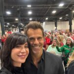 Catherine Bell Instagram - Look who I found!! @cameronmathison #ChristmasCon @thats4ent