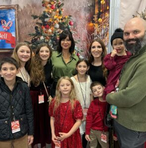 Catherine Bell Instagram - Fangirl moment!!! Mr. Chevy Chase! And so many other great people I’ve had a chance to meet here! ❤️🎄🫶🏼 #christmascon2023 @thats4ent ❤️ And yes that’s a custom made Pop! Bobble head Cassie doll!! 🤯😍