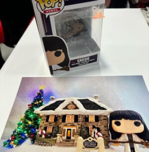 Catherine Bell Instagram - Fangirl moment!!! Mr. Chevy Chase! And so many other great people I’ve had a chance to meet here! ❤️🎄🫶🏼
#christmascon2023 @thats4ent ❤️
And yes that’s a custom made Pop! Bobble head Cassie doll!! 🤯😍