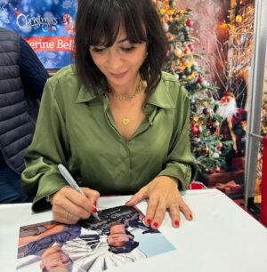 Catherine Bell Instagram - Fangirl moment!!! Mr. Chevy Chase! And so many other great people I’ve had a chance to meet here! ❤️🎄🫶🏼
#christmascon2023 @thats4ent ❤️
And yes that’s a custom made Pop! Bobble head Cassie doll!! 🤯😍
