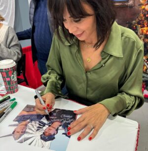 Catherine Bell Instagram - Fangirl moment!!! Mr. Chevy Chase! And so many other great people I’ve had a chance to meet here! ❤️🎄🫶🏼
#christmascon2023 @thats4ent ❤️
And yes that’s a custom made Pop! Bobble head Cassie doll!! 🤯😍