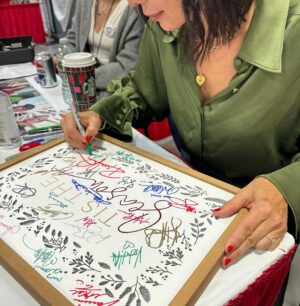 Catherine Bell Instagram - Fangirl moment!!! Mr. Chevy Chase! And so many other great people I’ve had a chance to meet here! ❤️🎄🫶🏼
#christmascon2023 @thats4ent ❤️
And yes that’s a custom made Pop! Bobble head Cassie doll!! 🤯😍