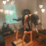 Catherine Bell Instagram - Oh how I missed this! Little secret: while I was away.. lots of travel… different gyms… sometimes no gym: never drop the workouts! Even just bare minimum three times a week 15 or 20 minutes. Push-ups tricep dips, sit ups, squats!! Find a video online. Go for a long walk. Anything! Keeps you from losing all the gains. Been one year now since I got serious about working out! Just before my birthday 😊 and the longest I’ve gone since then is 5 days!! Used to go weeks .. which turned into months! and then it’s almost impossible to get that ball rolling again. Take 15 minutes today for yourself and move that body! 🥰 #workout #health #fitness #selfcare