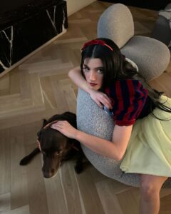 Charli D'Amelio Instagram - snow white ❤️