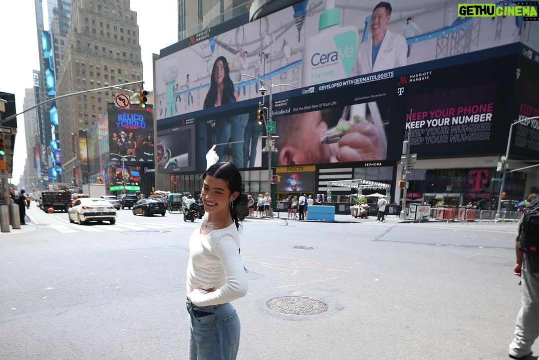 Charli D'Amelio Instagram - so exciting to see our billboard come to life!!! thank you to the @cerave team and @danielsugaimd i had the best time creating this campaign and happy we get to share it with you all now 🤍 #ceravepartner #cerave #cleanselikeaderm