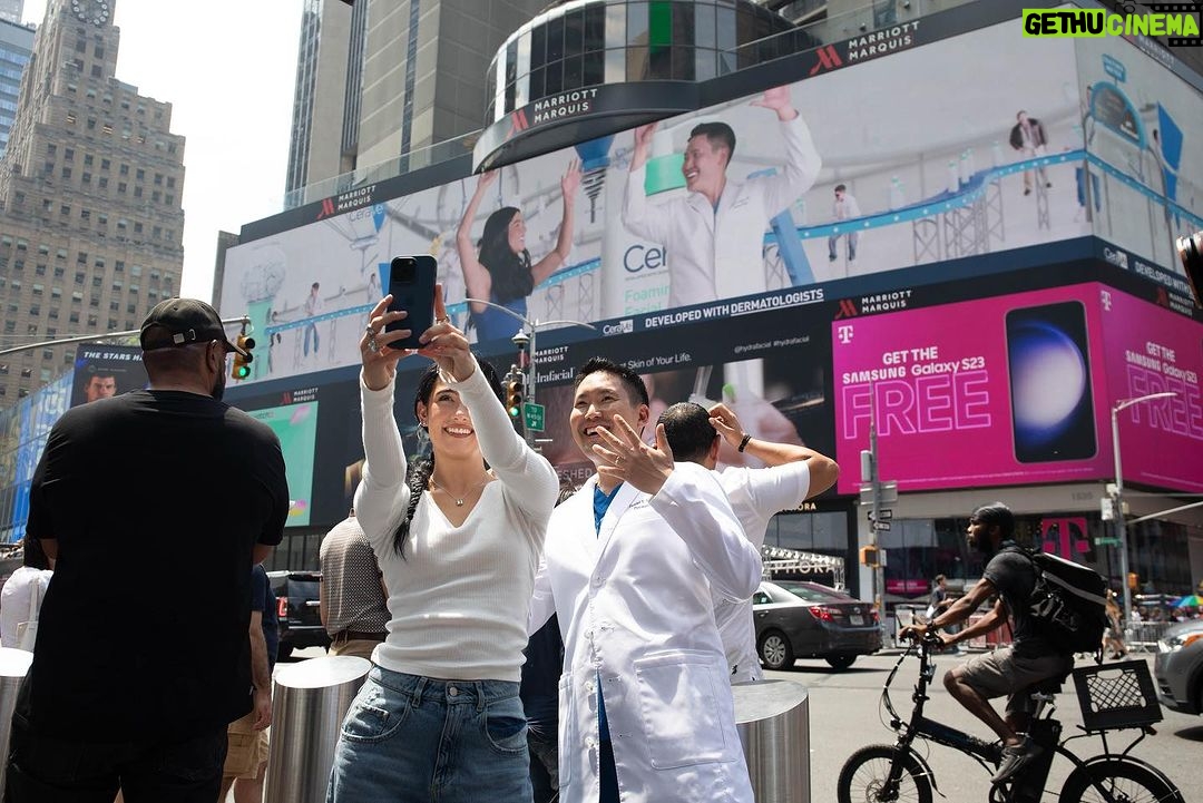 Charli D'Amelio Instagram - so exciting to see our billboard come to life!!! thank you to the @cerave team and @danielsugaimd i had the best time creating this campaign and happy we get to share it with you all now 🤍 #ceravepartner #cerave #cleanselikeaderm