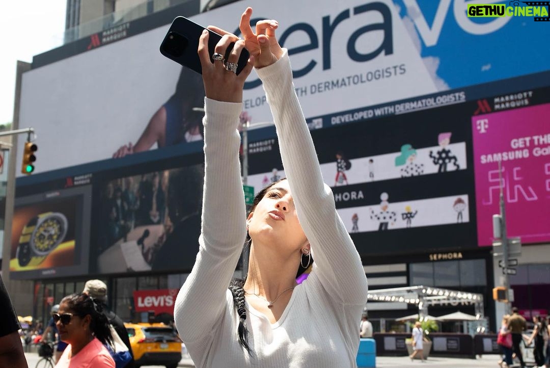 Charli D'Amelio Instagram - so exciting to see our billboard come to life!!! thank you to the @cerave team and @danielsugaimd i had the best time creating this campaign and happy we get to share it with you all now 🤍 #ceravepartner #cerave #cleanselikeaderm