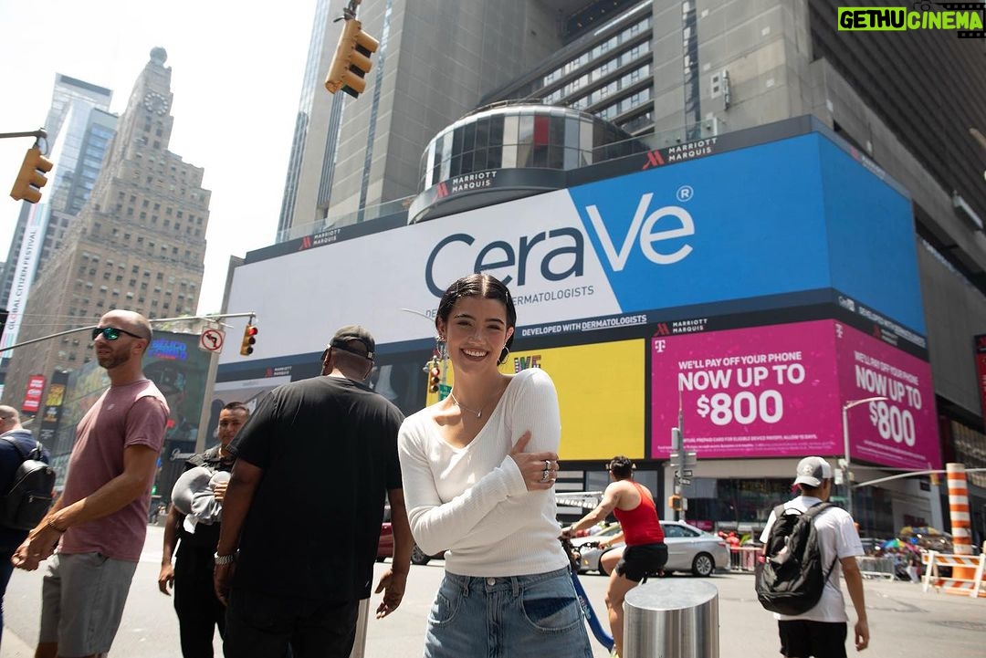 Charli D'Amelio Instagram - so exciting to see our billboard come to life!!! thank you to the @cerave team and @danielsugaimd i had the best time creating this campaign and happy we get to share it with you all now 🤍 #ceravepartner #cerave #cleanselikeaderm