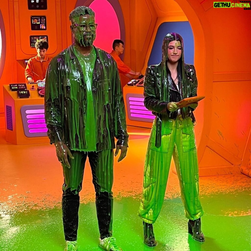 Charli D'Amelio Instagram - im hosting the kids choice awards on march 4th with @nateburleson !!! i can’t wait to show you what we have in store 💚👀🧡 @nickelodeon @kidschoiceawards
