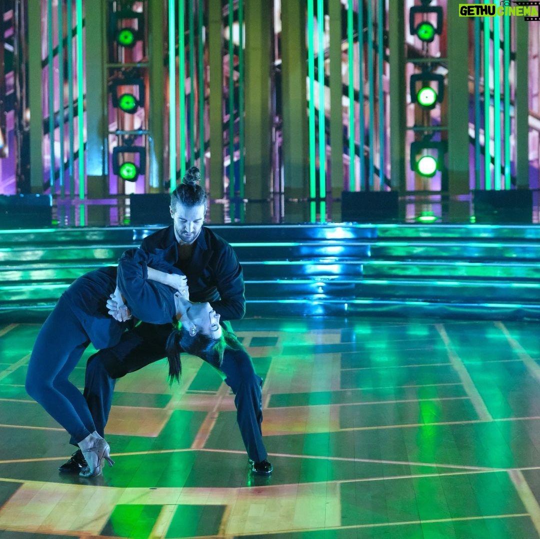 Charli D'Amelio Instagram - @dancingwiththestars starts right now on @disneyplus don’t forget to vote by texting ‘charli’ to 21523 and its a double elimination tonight so vote vote vote 💕🤍