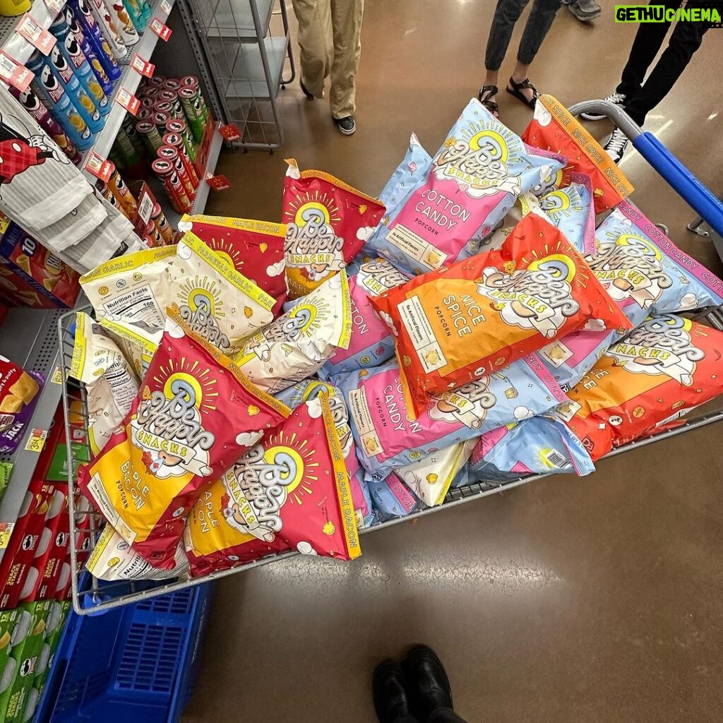 Charli D'Amelio Instagram - national popcorn day is today go to @walmart and shop @behappysnacksco or else you’re weird!