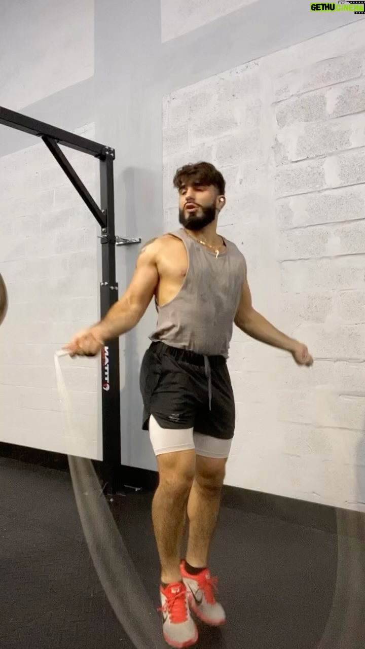 Charlie Decca Instagram - ¿Me sigue' o no me sigues, todavía? • • • #boxing#striking#stickandmove#coordination#conditioning#athlete#warmup#rythm#activerecoverey#miami#fight#lifestyle