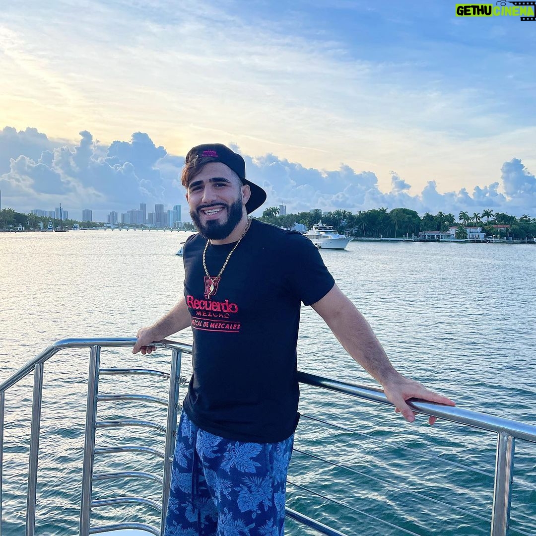 Charlie Decca - 688 Likes - “Yo take a picture of me”
“Let me take my shirt off and give me your watch”
“Dam i look fat”
“Ima do the IG model pose”
📸 @mahmoud_sebie