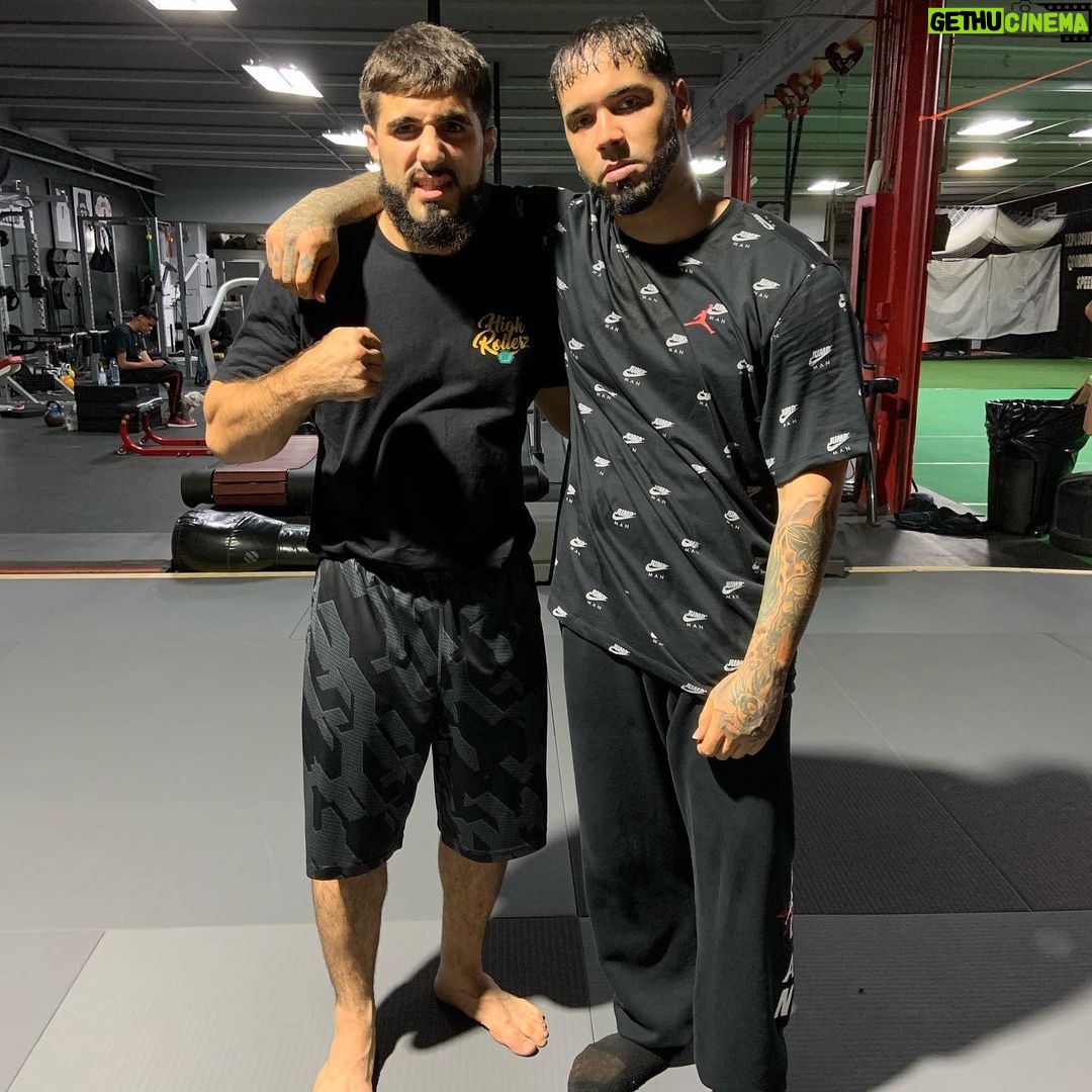 Charlie Decca - 1.1K Likes - “Real Hasta la muerte”. Love chillin with real gangster people.
@gamebredfighter
@anuel
@frabianeli el salvagè niggas
•
•
•
#thebull#gamebred#anuel#la#lucha#boxing#training#with#the#realist#punch#kick#elbow#mma#muaythai#miami