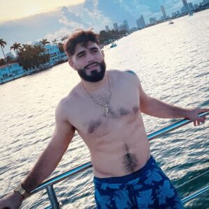 Charlie Decca Instagram - “Yo take a picture of me”
“Let me take my shirt off and give me your watch”
“Dam i look fat”
“Ima do the IG model pose”
📸 @mahmoud_sebie