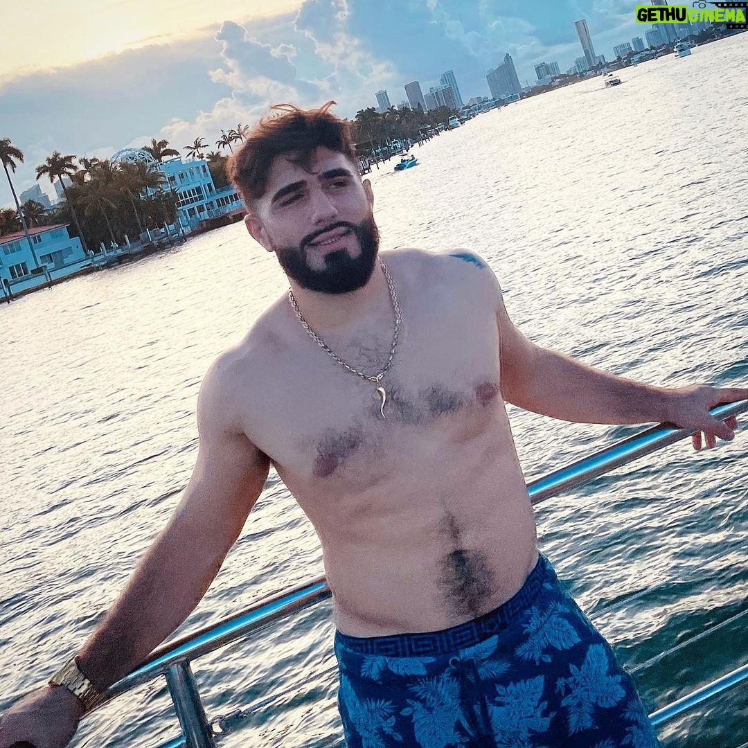 Charlie Decca - 688 Likes - “Yo take a picture of me”
“Let me take my shirt off and give me your watch”
“Dam i look fat”
“Ima do the IG model pose”
📸 @mahmoud_sebie