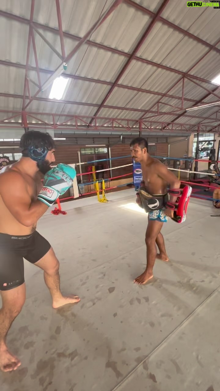 Charlie Decca Instagram - Breaking in new @yokkao 90’s gloves @marn_dragon_muay_thai • • • • • #phuket#muaythaitraining#dragonmuaythai#chalong#yokkao#boxing#fight#hardwork#technique#streetfighter#mma#bellator#thailand#ilovemuaythai#kick#punch#knee#gottaloveit#miami#dadecounty#lifestyle#thaistyle Phuket Dragon Muaythai
