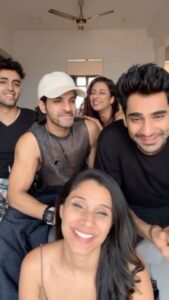 Chestha Bhagat Instagram - “Saiyaan” challenge with all the great singers in the house 😂😋 @nidhikumardance @aerreo @aryannarora @zensajnani #temptationislandindia #temptationislandonjiocinema