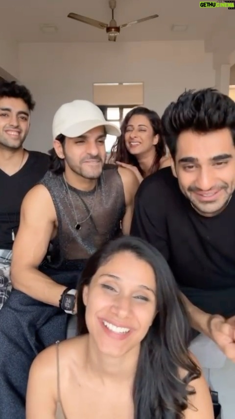 Chestha Bhagat - 86.5K Likes - “Saiyaan” challenge with all the great singers in the house 😂😋
@nidhikumardance @aerreo @aryannarora @zensajnani
#temptationislandindia #temptationislandonjiocinema