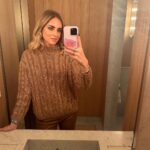 Chiara Ferragni Instagram - Oggi in sfumature di beige ✨ Il cappotto e la maglia a trecce che indosso sono entrambi di @falconeriofficial 💝 #adv #falconeri 🇬🇧 Today in shades of beige ✨ The coat and knit jumper I’m wearing are both from @falconeriofficial 💝 #adv #falconeri Milan, Italy