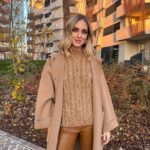 Chiara Ferragni Instagram - Oggi in sfumature di beige ✨ Il cappotto e la maglia a trecce che indosso sono entrambi di @falconeriofficial 💝 #adv #falconeri 🇬🇧 Today in shades of beige ✨ The coat and knit jumper I’m wearing are both from @falconeriofficial 💝 #adv #falconeri Milan, Italy