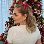 Chiara Ferragni Instagram - Feeling the holiday vibes with today’s hairstyle ❤️ To create it we used @ghditalia’s Deluxe gift set with Platinum+ styler and Helios hairdryer from the #ghdDreamland limited edition that is such a great Christmas present 🎁 #adv #ghd