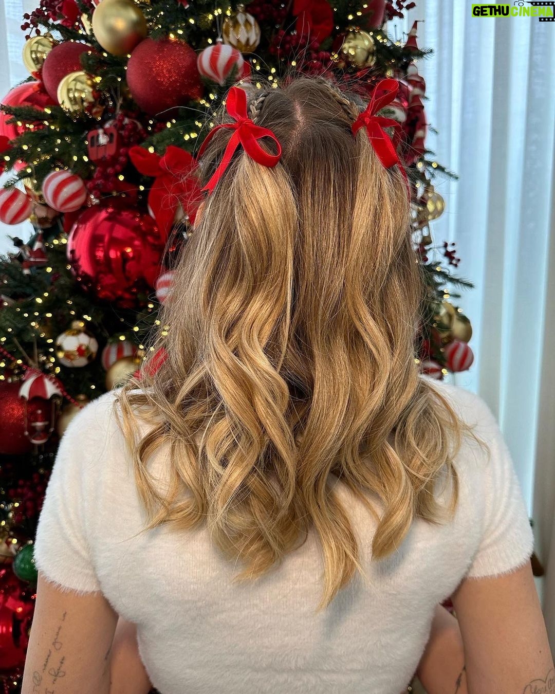 Chiara Ferragni Instagram - Feeling the holiday vibes with today’s hairstyle ❤️ To create it we used @ghditalia’s Deluxe gift set with Platinum+ styler and Helios hairdryer from the #ghdDreamland limited edition that is such a great Christmas present 🎁 #adv #ghd