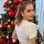 Chiara Ferragni Instagram - Feeling the holiday vibes with today’s hairstyle ❤️ To create it we used @ghditalia’s Deluxe gift set with Platinum+ styler and Helios hairdryer from the #ghdDreamland limited edition that is such a great Christmas present 🎁 #adv #ghd