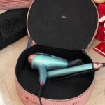 Chiara Ferragni Instagram - Feeling the holiday vibes with today’s hairstyle ❤️ To create it we used @ghditalia’s Deluxe gift set with Platinum+ styler and Helios hairdryer from the #ghdDreamland limited edition that is such a great Christmas present 🎁 #adv #ghd