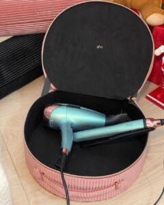 Chiara Ferragni Instagram - Feeling the holiday vibes with today’s hairstyle ❤️ To create it we used @ghditalia’s Deluxe gift set with Platinum+ styler and Helios hairdryer from the #ghdDreamland limited edition that is such a great Christmas present 🎁 #adv #ghd