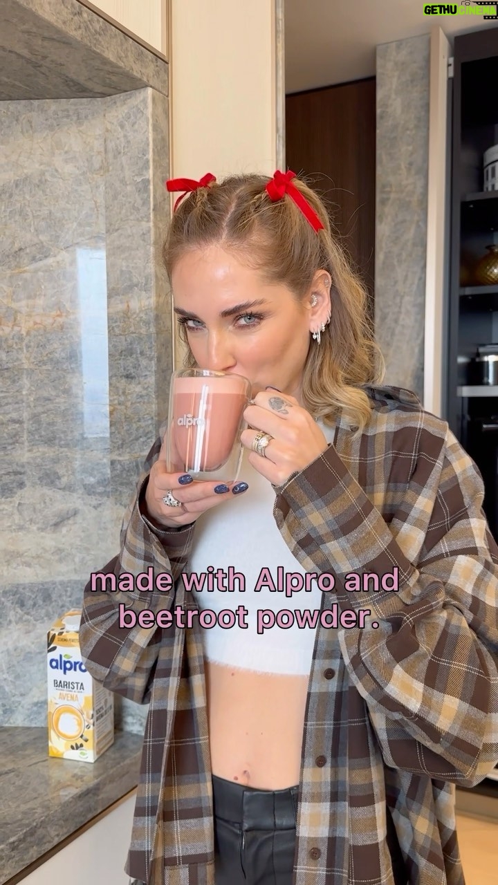Chiara Ferragni Instagram - This pink alproccino is my new go to hot drink for these cold days ❄️ Check @alpro’s instagram profile for the detailed recipe and enjoy your new pink drink 💗 #adv #Alpro #PinkAlproccino