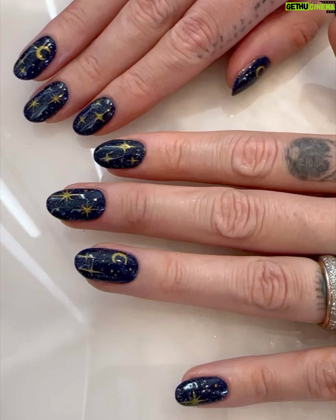 Chiara Ferragni Instagram - New shimmery @neonailitalia nail art inspired by my Chiara Ferragni make up collection pack š š
š» in the video you can see the difference with and without the flash, so cool ā”ļø#adv #neonail Milan, Italy