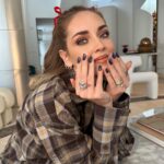 Chiara Ferragni Instagram - New shimmery @neonailitalia nail art inspired by my Chiara Ferragni make up collection pack 💙 💅🏻 in the video you can see the difference with and without the flash, so cool ⚡️#adv #neonail Milan, Italy