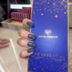 Chiara Ferragni Instagram - New shimmery @neonailitalia nail art inspired by my Chiara Ferragni make up collection pack 💙 💅🏻 in the video you can see the difference with and without the flash, so cool ⚡️#adv #neonail Milan, Italy