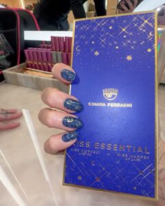 Chiara Ferragni Instagram - New shimmery @neonailitalia nail art inspired by my Chiara Ferragni make up collection pack 💙 💅🏻 in the video you can see the difference with and without the flash, so cool ⚡️#adv #neonail Milan, Italy