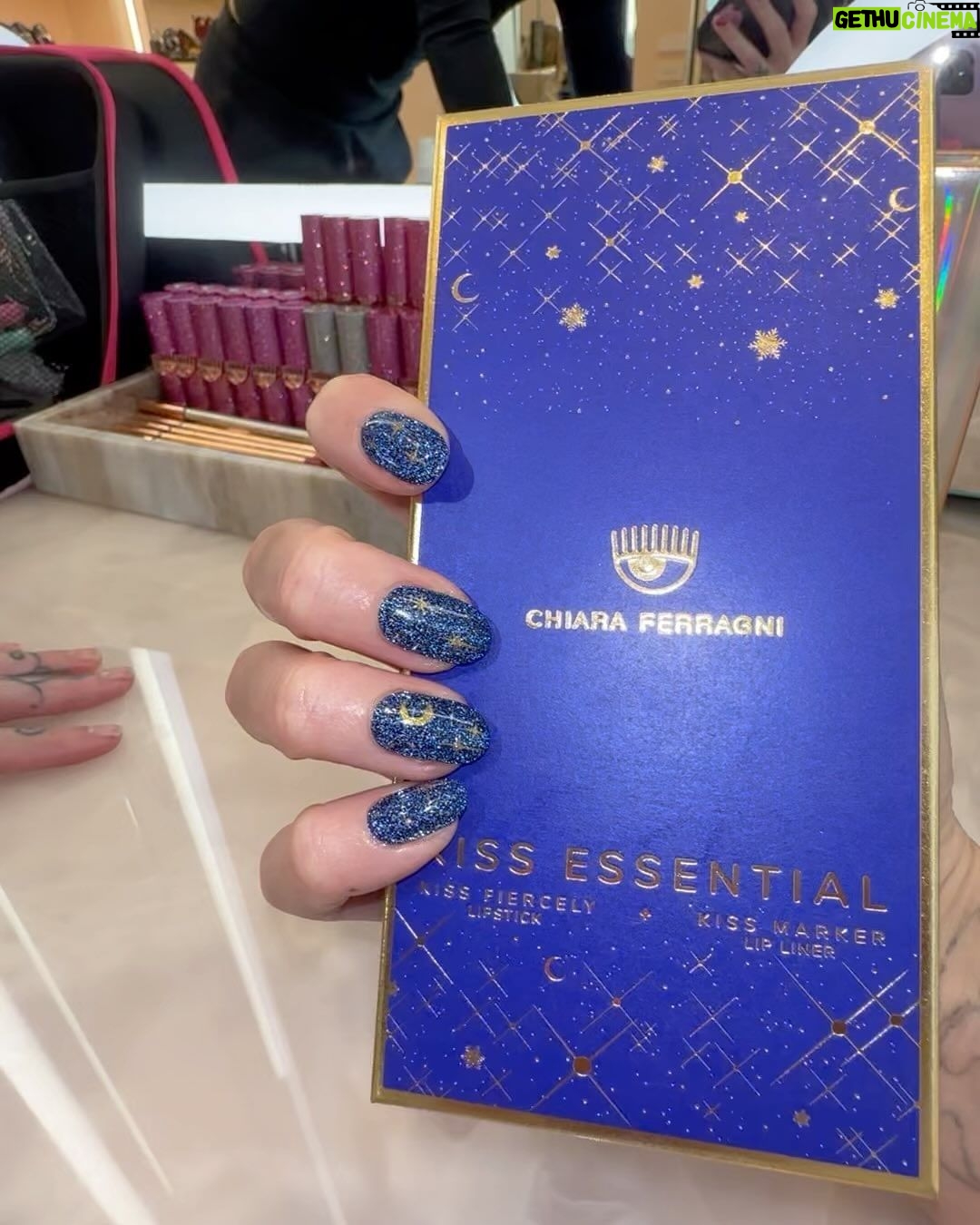 Chiara Ferragni Instagram - New shimmery @neonailitalia nail art inspired by my Chiara Ferragni make up collection pack š š
š» in the video you can see the difference with and without the flash, so cool ā”ļø#adv #neonail Milan, Italy