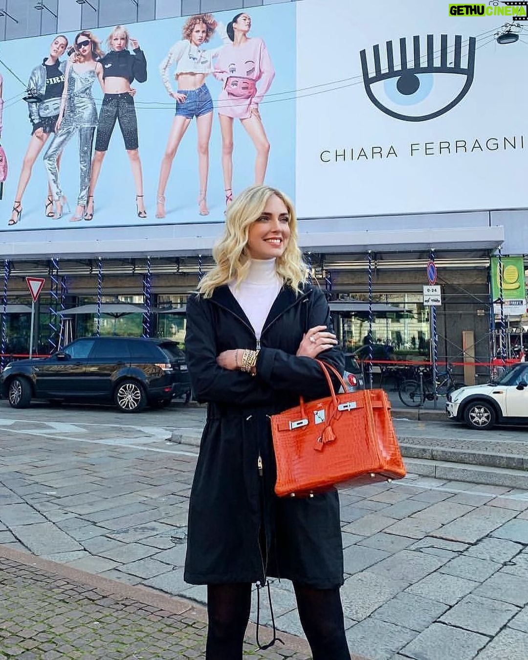 Chiara Ferragni Instagram - Oggi @ChiaraFerragniBrand compie 10 anni, ecco alcuni dei momenti più iconici di questi anni passati insieme!❤️ Per festeggiare questo momento, per 48 ore, potrai usufruire del free shipping sul nostro sito e del 10% di sconto nel nostro store di Roma, via del Babuino 152. Non perdere questa occasione, è tempo di festeggiare!✨ 🇬🇧 Today @ChiaraFerragniBrand turns 10, here are some of the most iconic moments of these years spent together!❤️ To celebrate this moment you can enjoy free shipping on our website and 10% discount in our store in Rome, via del Babuino 152. Don't miss this chance, it's time to celebrate!✨ #ChiaraFerragni