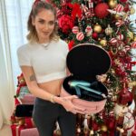 Chiara Ferragni Instagram - Feeling the holiday vibes with today’s hairstyle ❤️ To create it we used @ghditalia’s Deluxe gift set with Platinum+ styler and Helios hairdryer from the #ghdDreamland limited edition that is such a great Christmas present 🎁 #adv #ghd